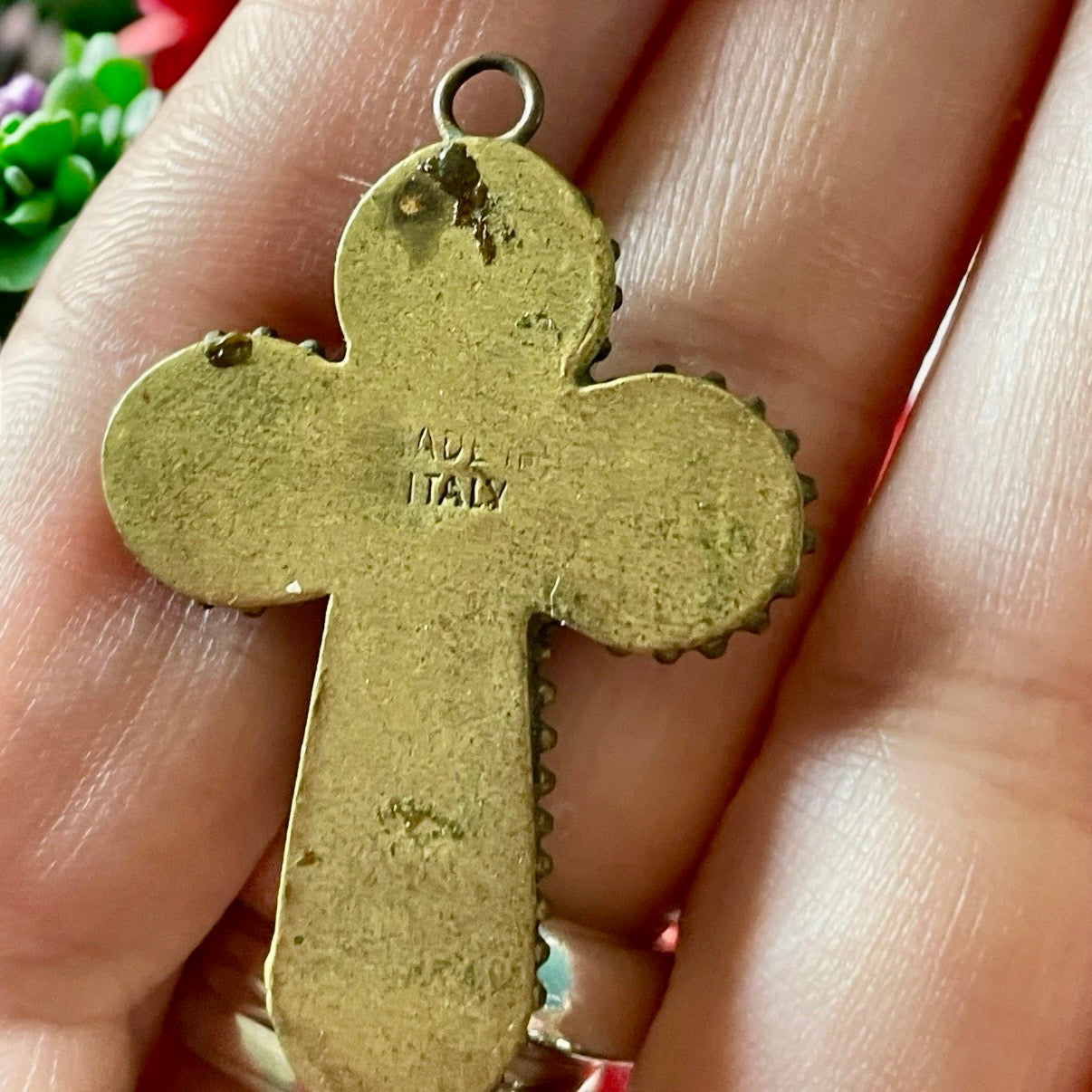 Croce gioiello italiano in micromosaico con paste vitree e ottone, ca anni ‘40