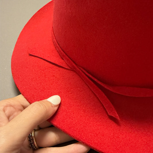 Cappello modello Fedora in feltro rosso, taglia 57