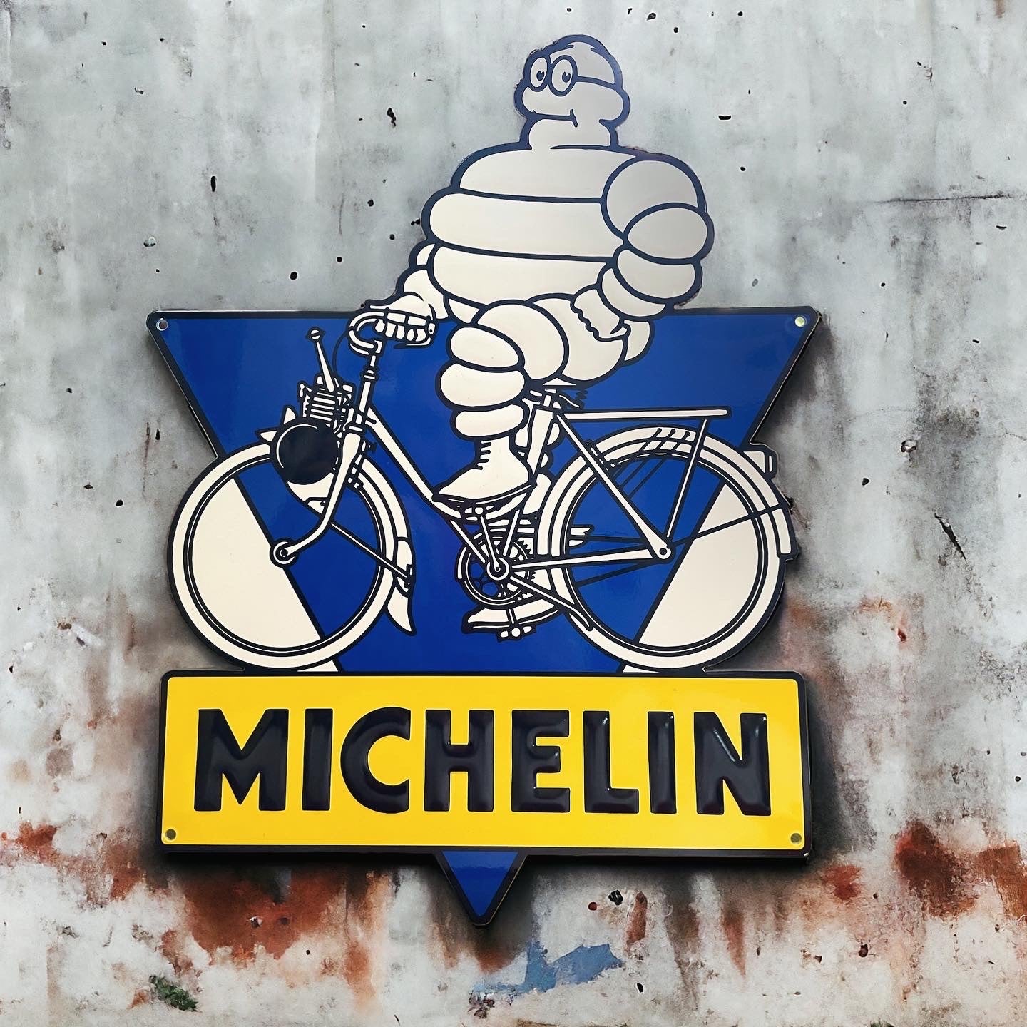 Insegna Bibendum in bicicletta