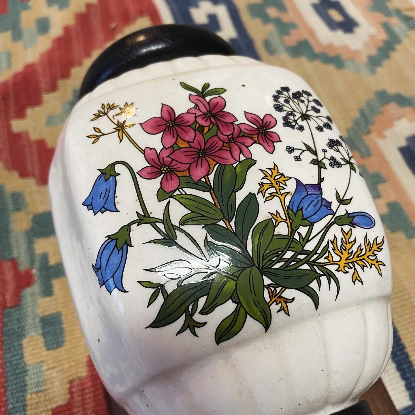 Dutch grinder with floral decoration