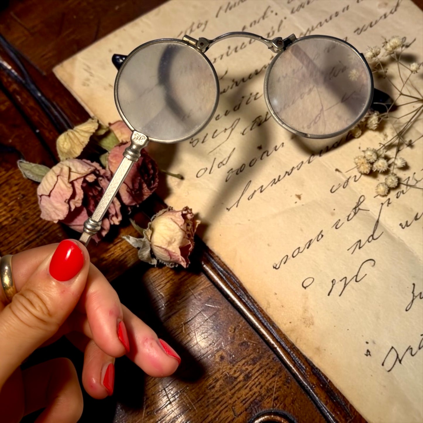Occhiali lunettes da opera con manico finemente lavorato, primo ‘900