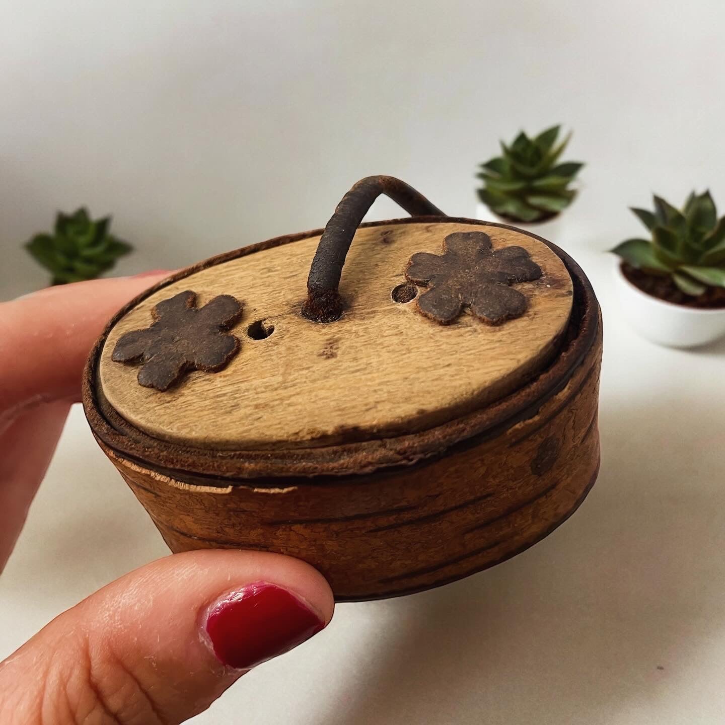 Snuffbox in wood and leather