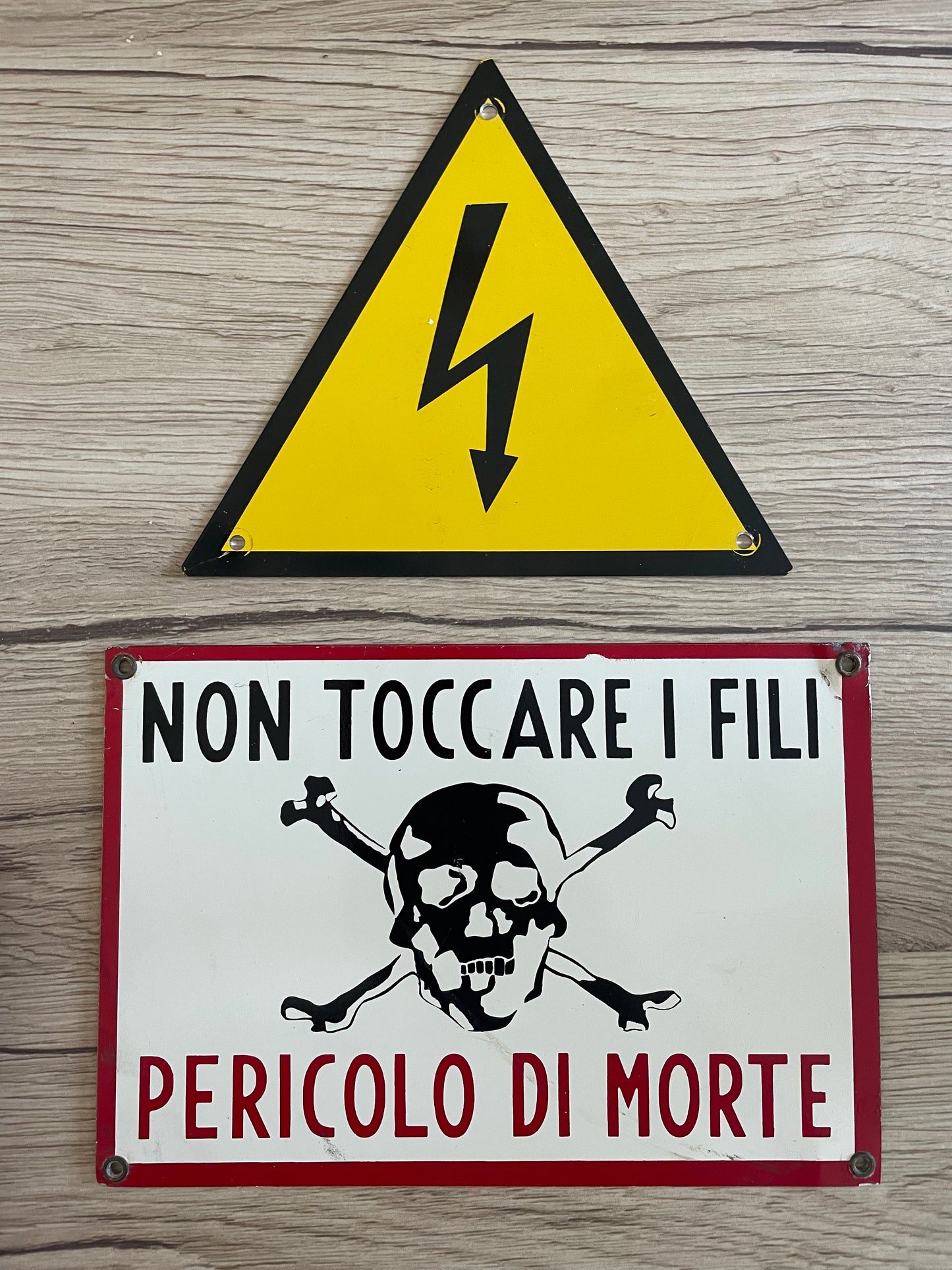 Coppia insegne Enel pericolo morte