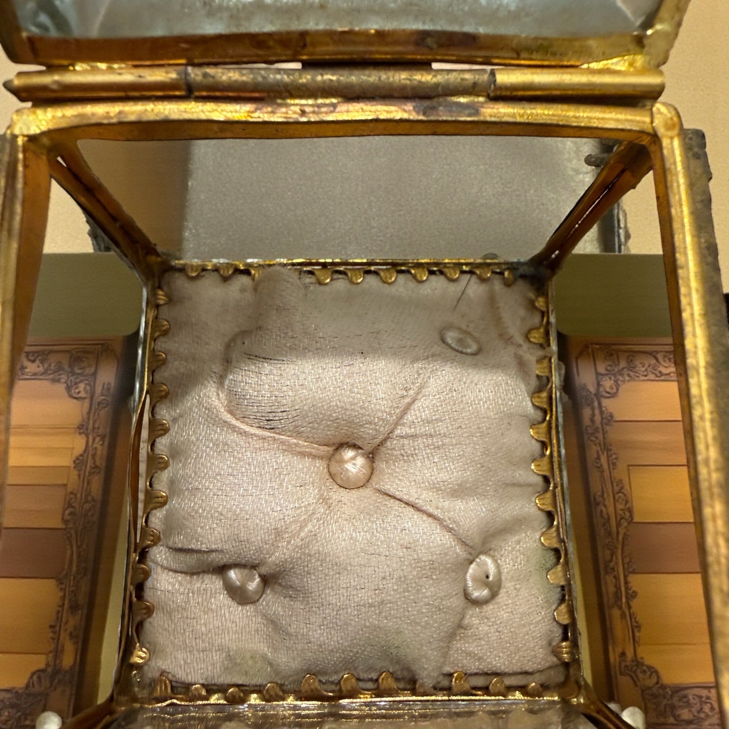 Scrigno portagioie in ottone e vetro bisellato con cuscino seta capitonné