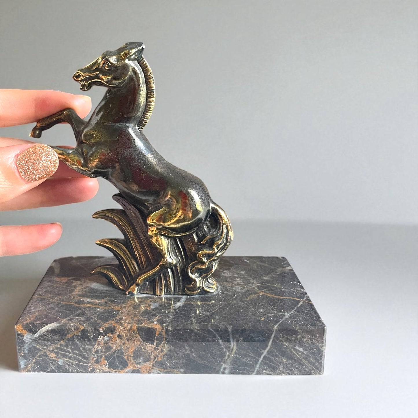Statua fermacarte cavallino rampante su marmo, anni ‘40-‘50