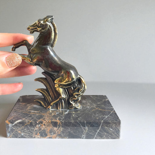 Statua fermacarte cavallino rampante su marmo, anni ‘40-‘50