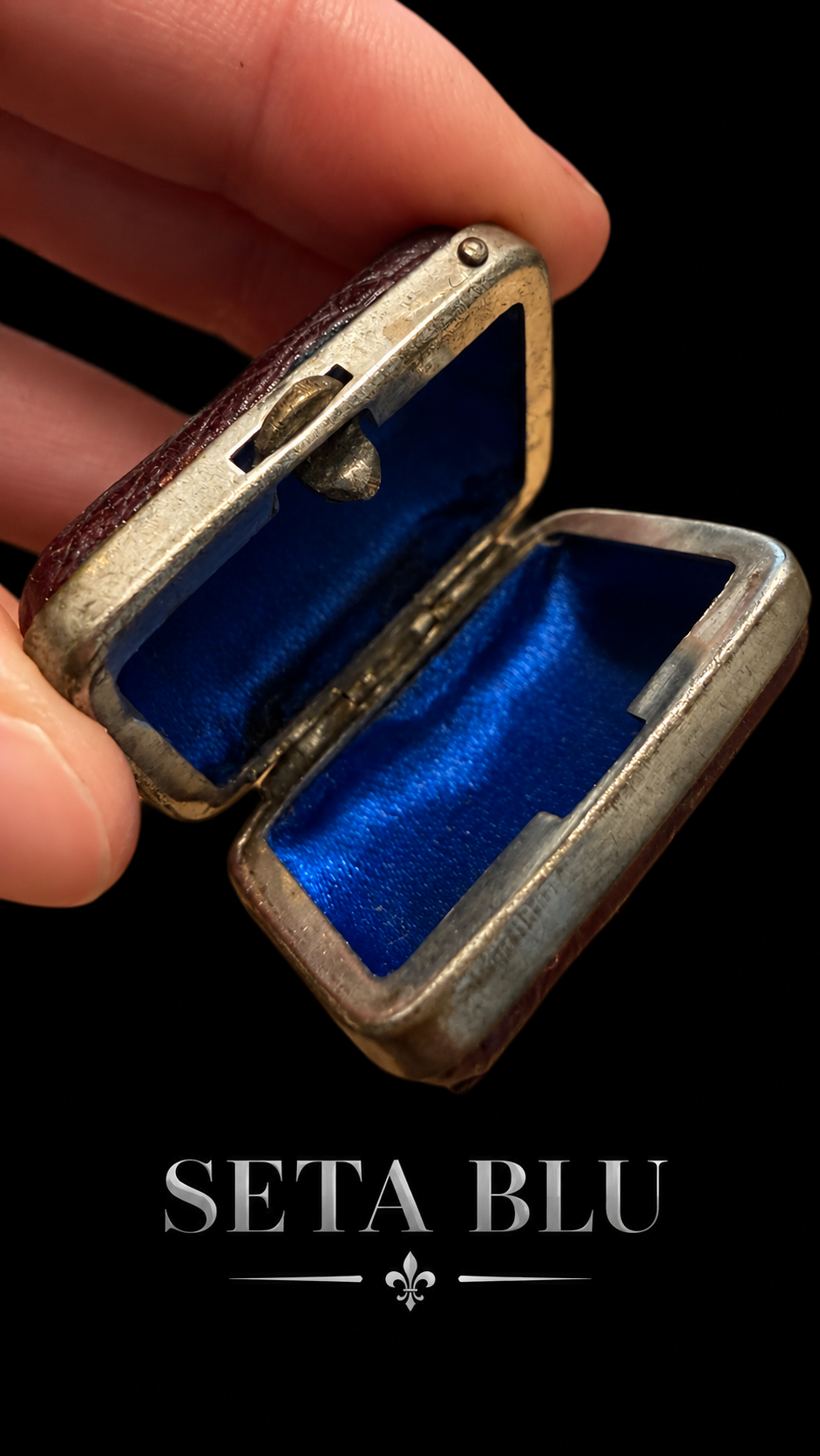 Antico ditale in argento francese 1900 con bella decorazione di vischio e monogramma T in custodia d’epoca