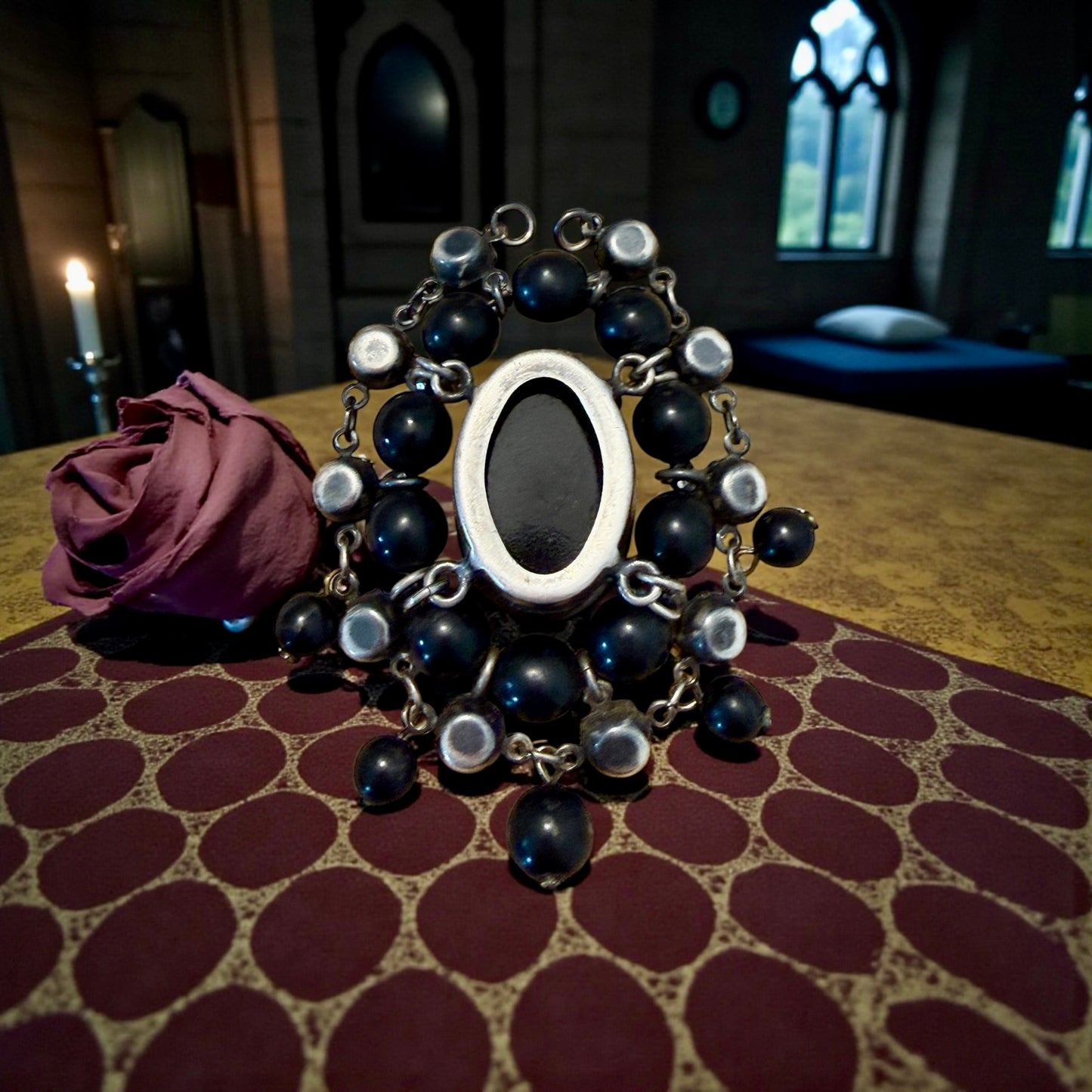 Pendente con paste vitree e perle plastiche e cammeo intagliato centrale montato in argento, anni ‘40.