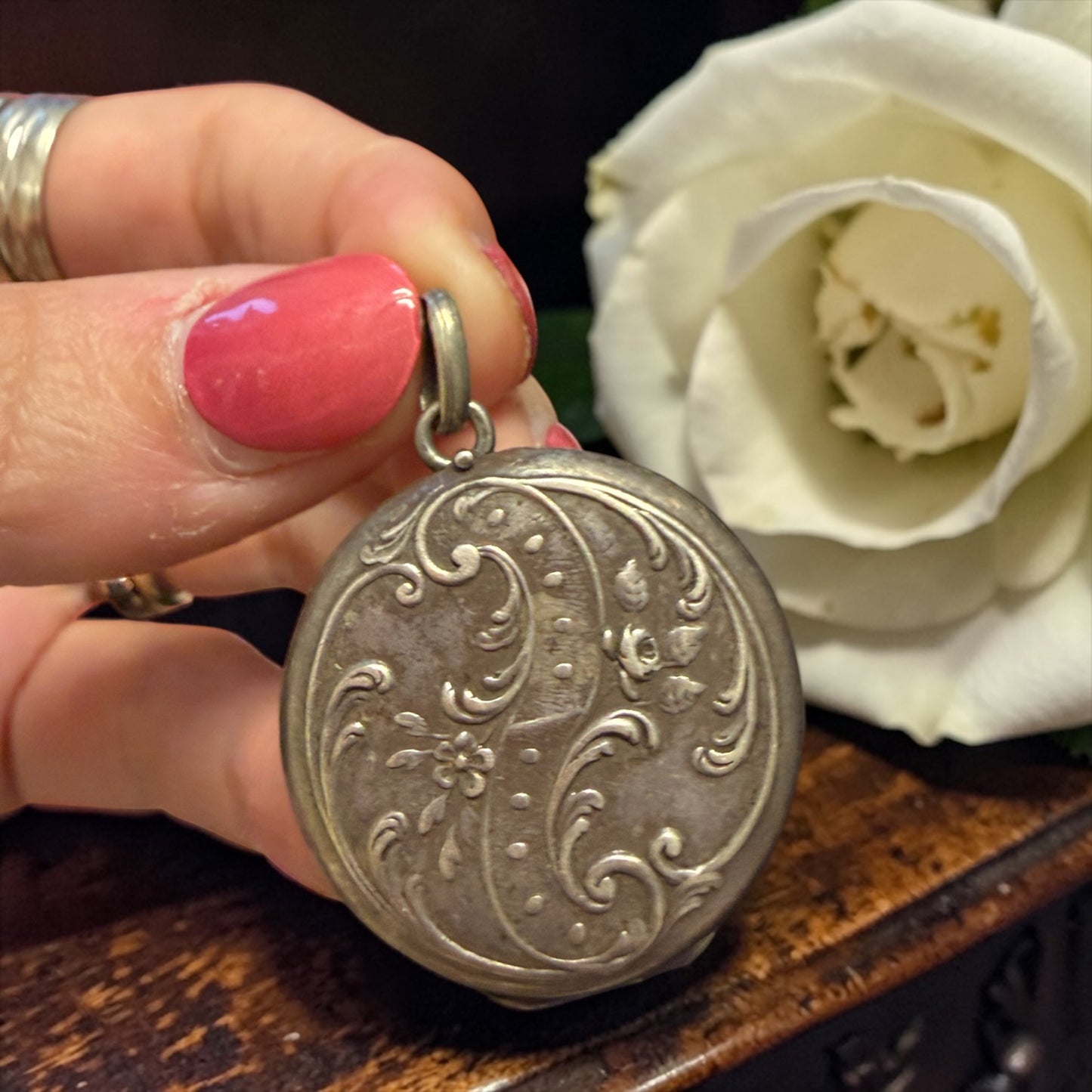 Gioiello pendente locket in argento francese, bifacciale, Art Nouveau con due fotografie d’epoca