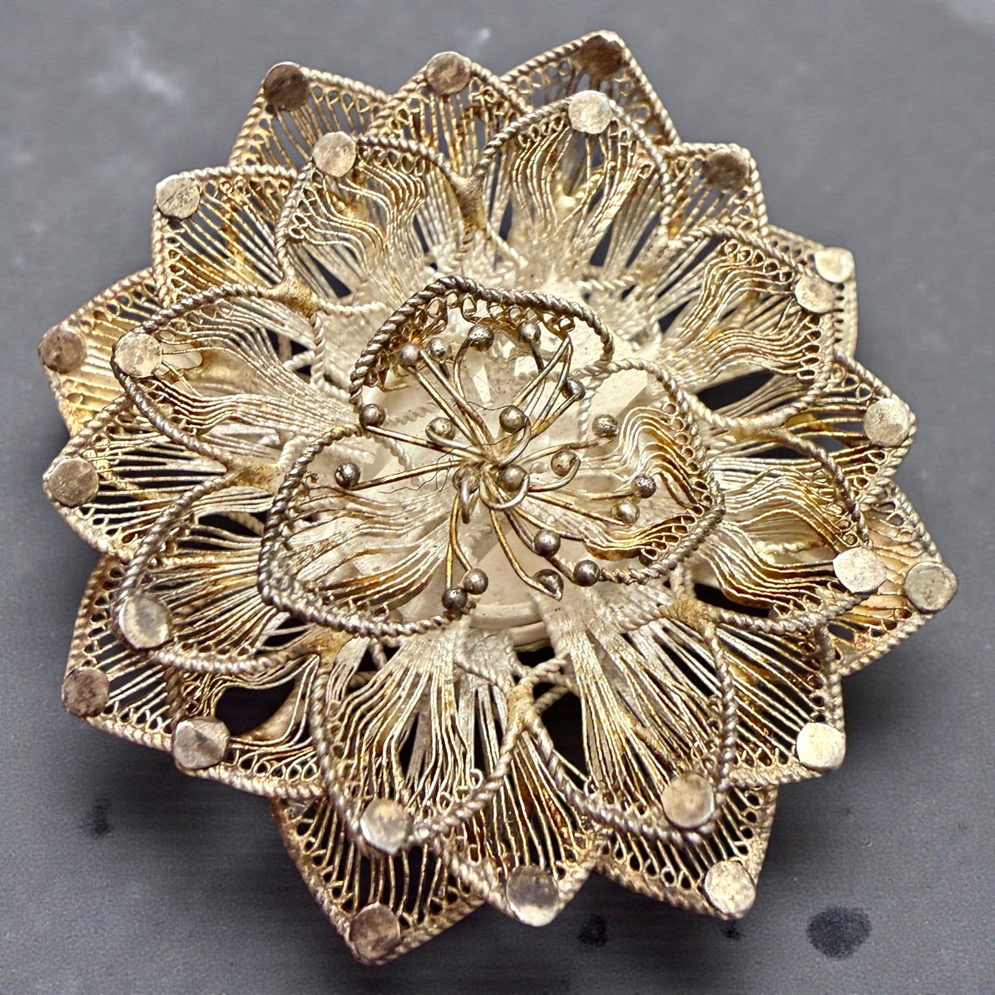 Spilla floreale in finissima filigrana d’argento utilizzabile anche come pendente gioiello ￼