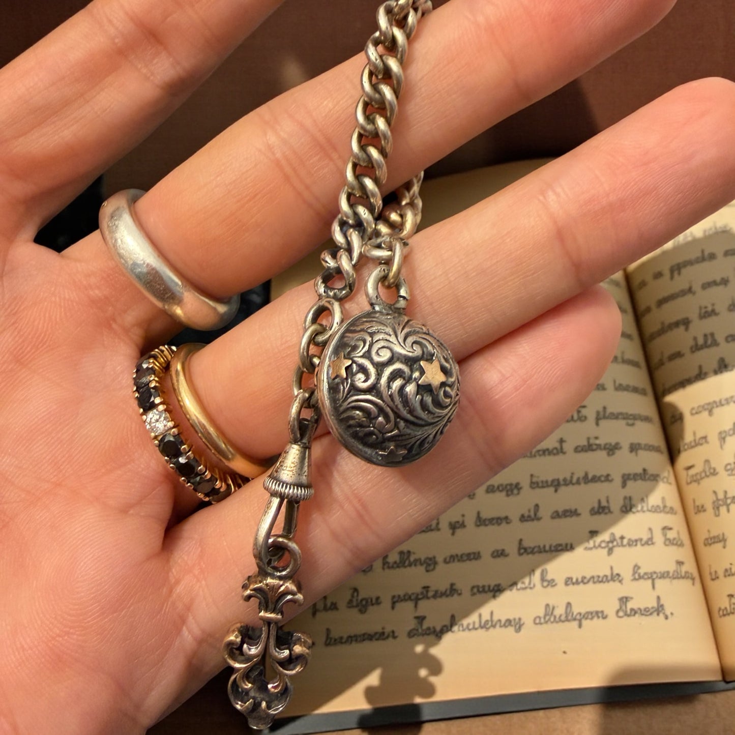 Gioiello maschile, tardo ottocentesco, catena da panciotto con chiave di carica e pendente fob