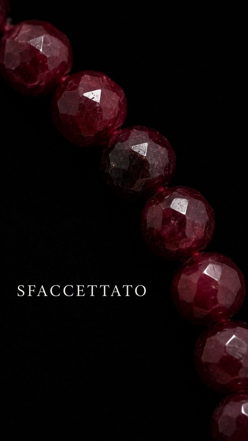 Collana con piccole perle sfaccettate di probabile granato, ved. Descrizione