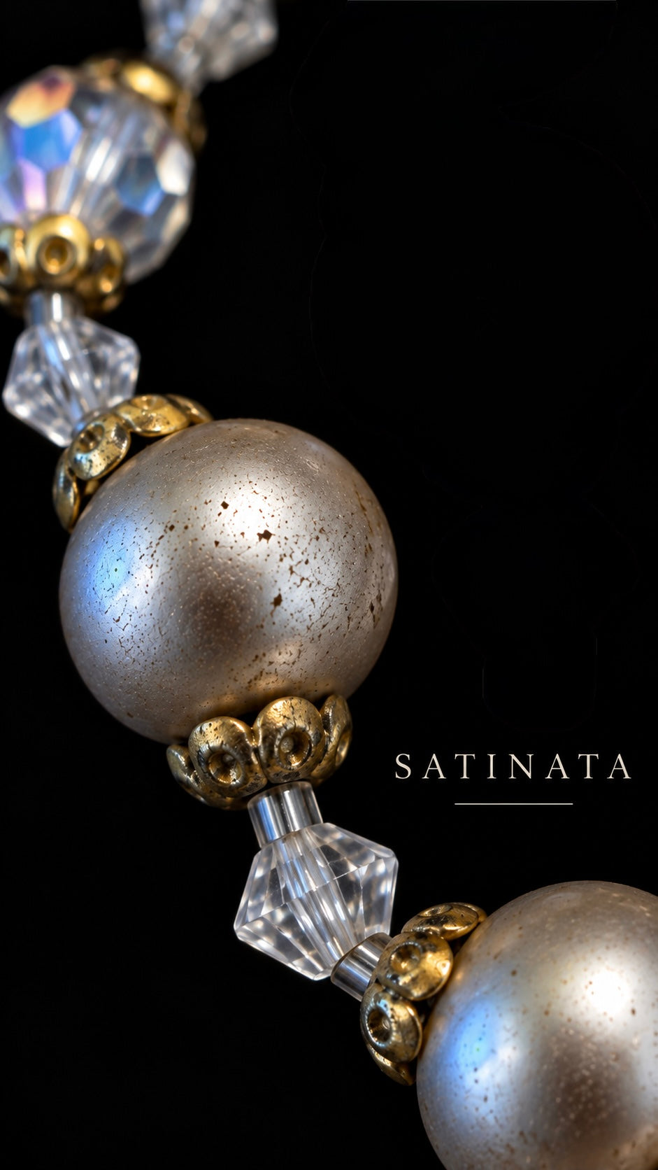 Collana gioiello a due fili con alternanza di perle e elementi in vetro sfaccettato Aurora Borealis