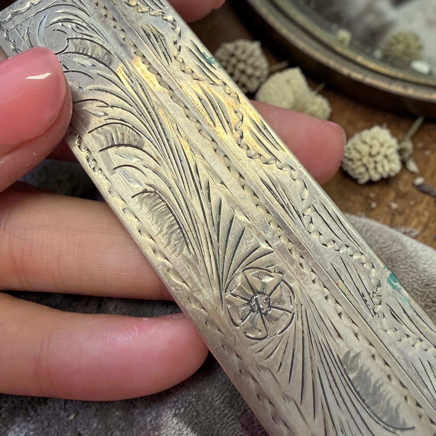 Pettine d’argento in custodia incisa a bulino, liberty anni ‘20-‘30