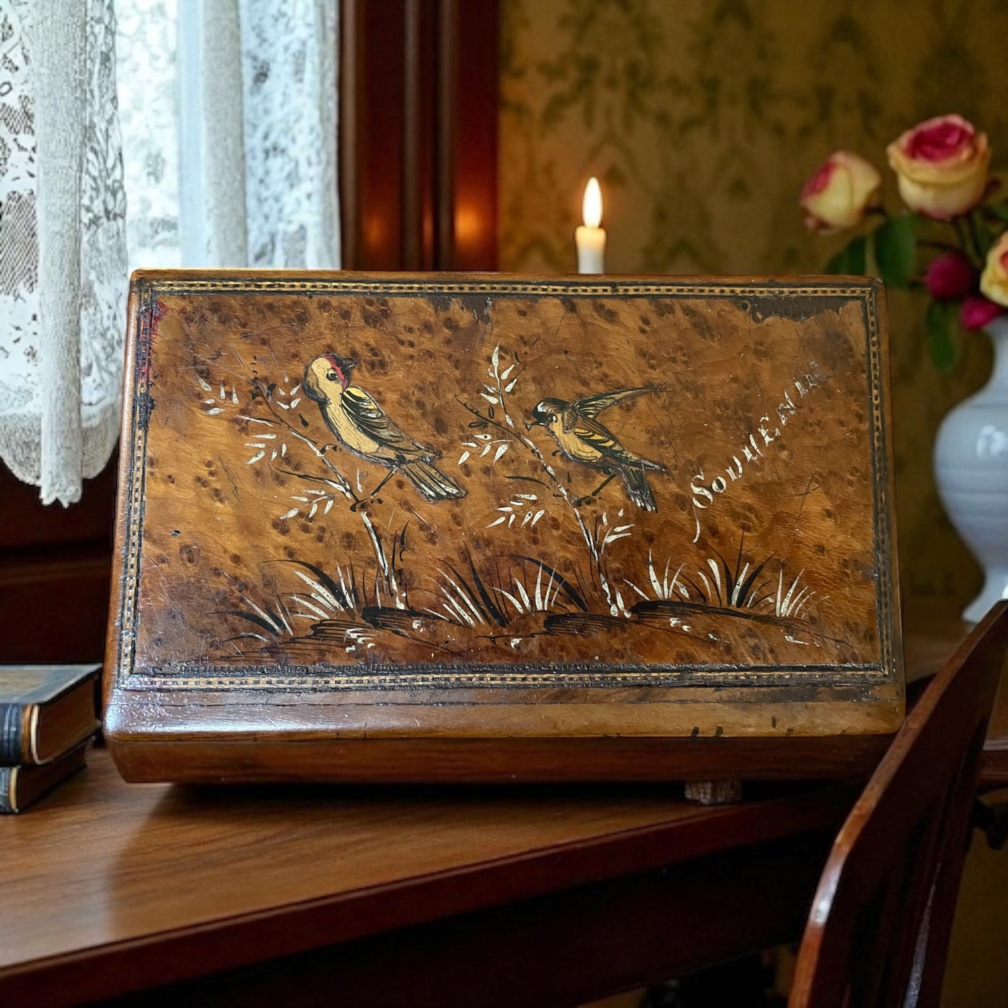 Scatola con segreto decorata con semanier e cardellino, fine ‘800