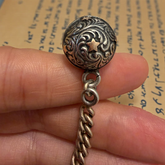 Gioiello maschile, tardo ottocentesco, catena da panciotto con chiave di carica e pendente fob