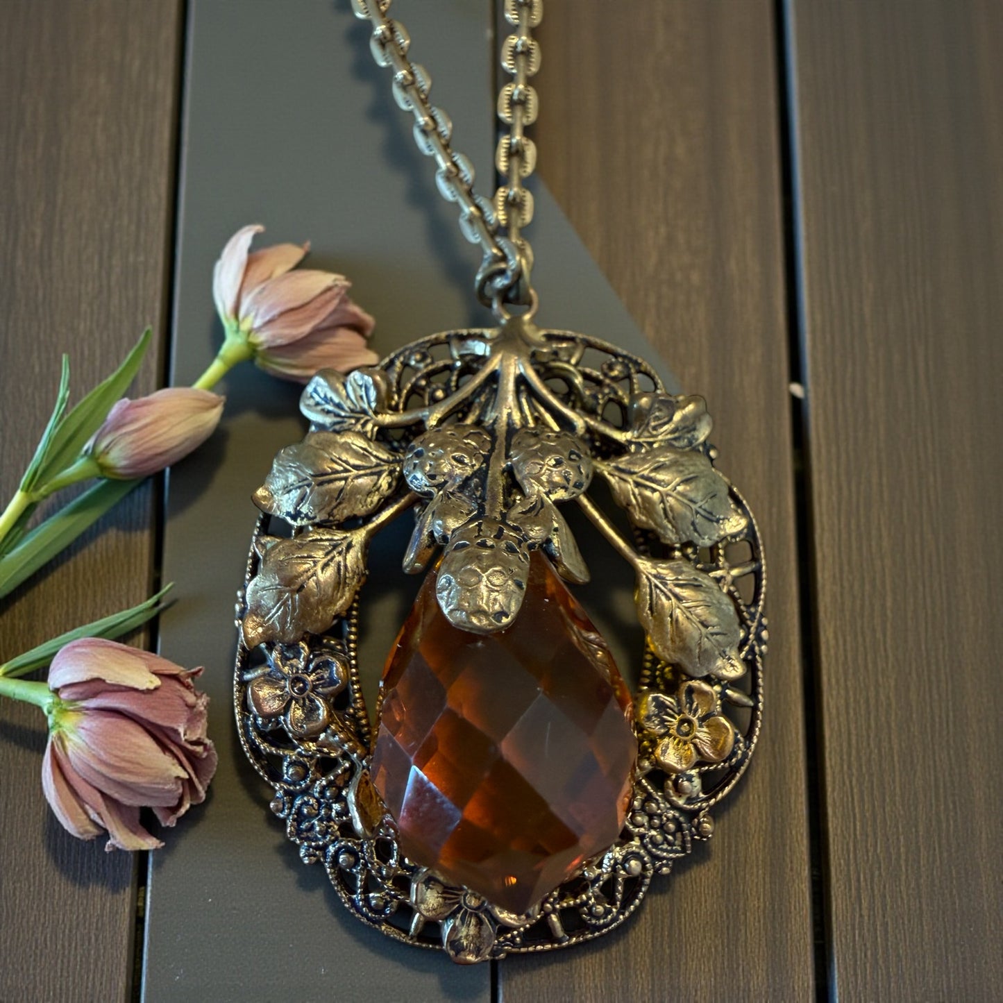 Girocollo liberty d’epoca con chiusura a levetta e splendido pendente fitomorfo con grande vetro sfaccettato color ambra