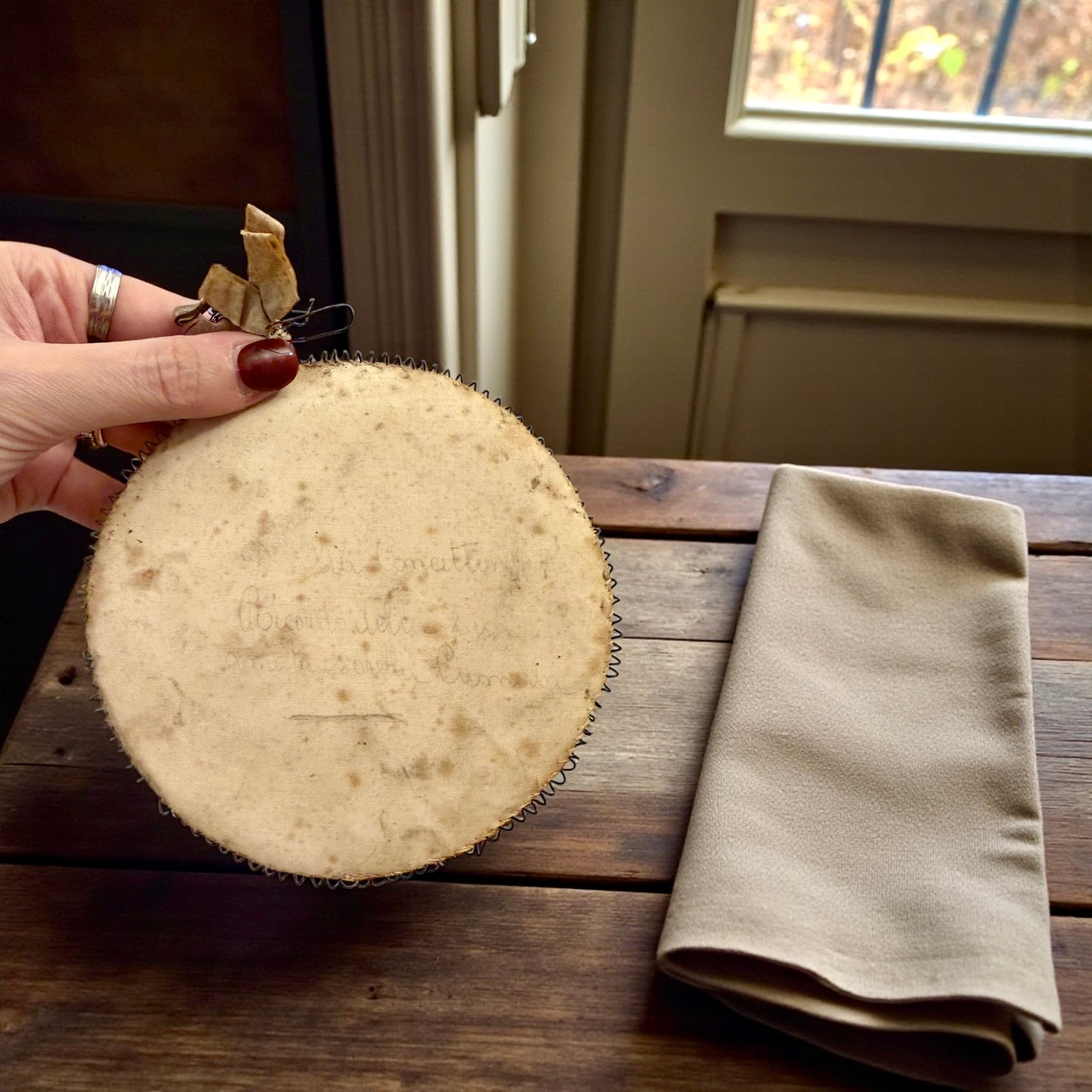 Ricordo funebre devozionale in tessuto ricamato a mano con dedica, fine ‘800