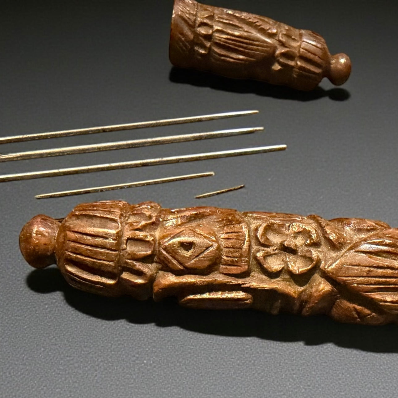 Antico needle case fine ‘800 intagliato a mano con ritratto “nascosto”