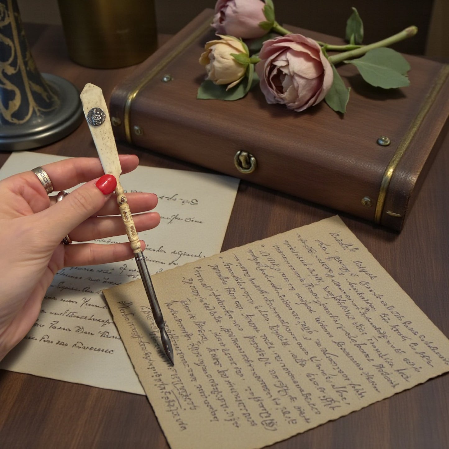 Antica penna da calamaio in osso con medaglia Notre Dame de la Garde e lente segreta Stanhope