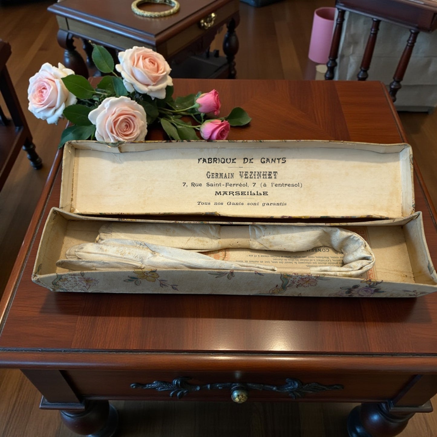 Guanti da sera in pelle sopra gomito mai usati in confezione originale fine ‘800 con cartellino