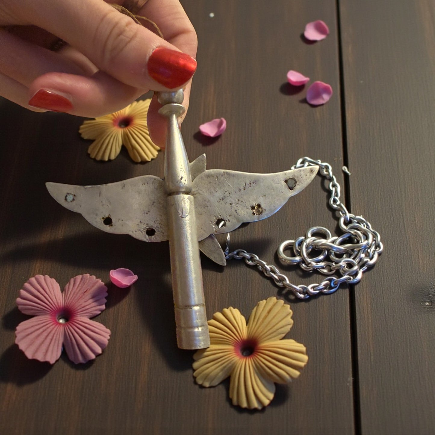 Pendente gioiello tratto da quille militare legata all’aviazione, primo dopoguerra, Francia