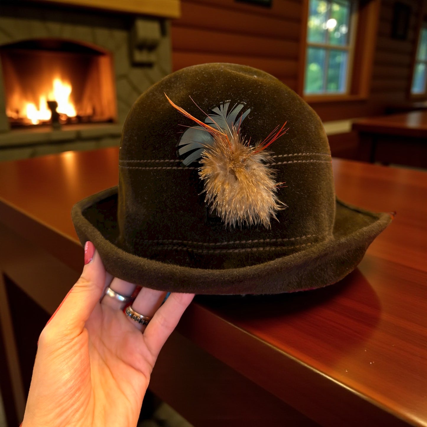 Splendido cappellino vintage in feltro di lana marrone con piuma di gallo cedrone