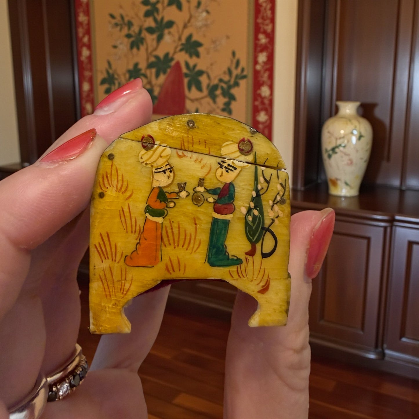 Bauletto in miniatura realizzato interamente in osso e dipinto