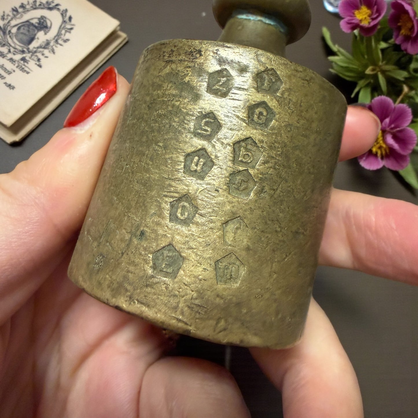 Antica pesiera in legno da bottega completa di pesi in ottone, fine ‘800 - primo ‘900