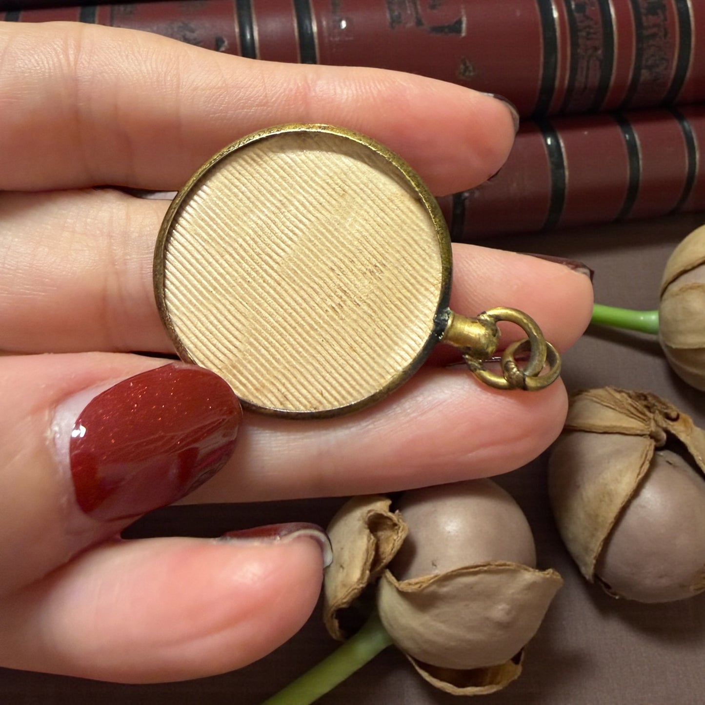 Antico pendente con hairwork vittoriano, ricamo di veri capelli gioiello ad memoriam