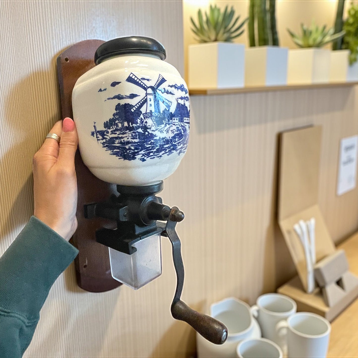 Macina caffè da muro a manovella olandese, anni ‘60 - ‘70