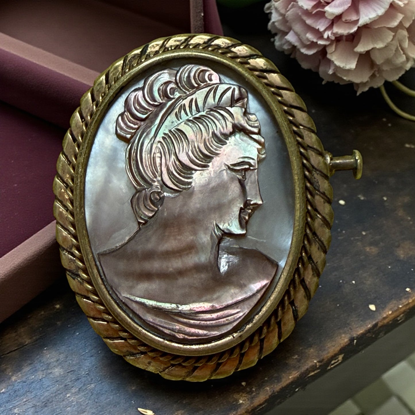 Splendido antico cammeo su madreperla di primo novecento in cornice dorata, doppio uso spilla - pendente