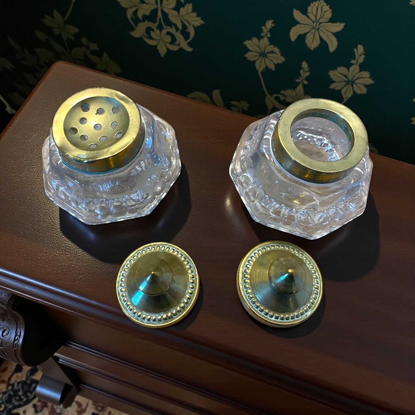 Set da Studio porta calamai in legno intagliato con due calamai, anni 40 50.