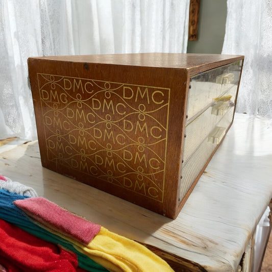 Cassettiera da merceria DMC, legno con loghi dorati, 3 cassetti, anni ‘50