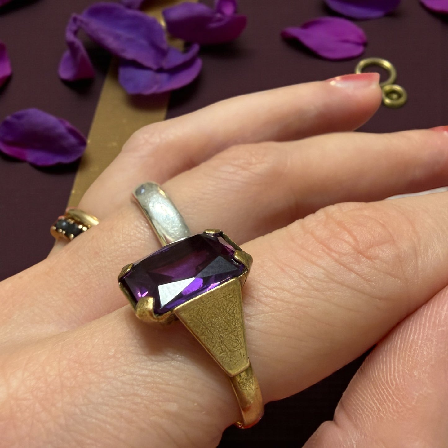 Anello modernista viola profondo anni ‘50 con leggera doratura oro basso