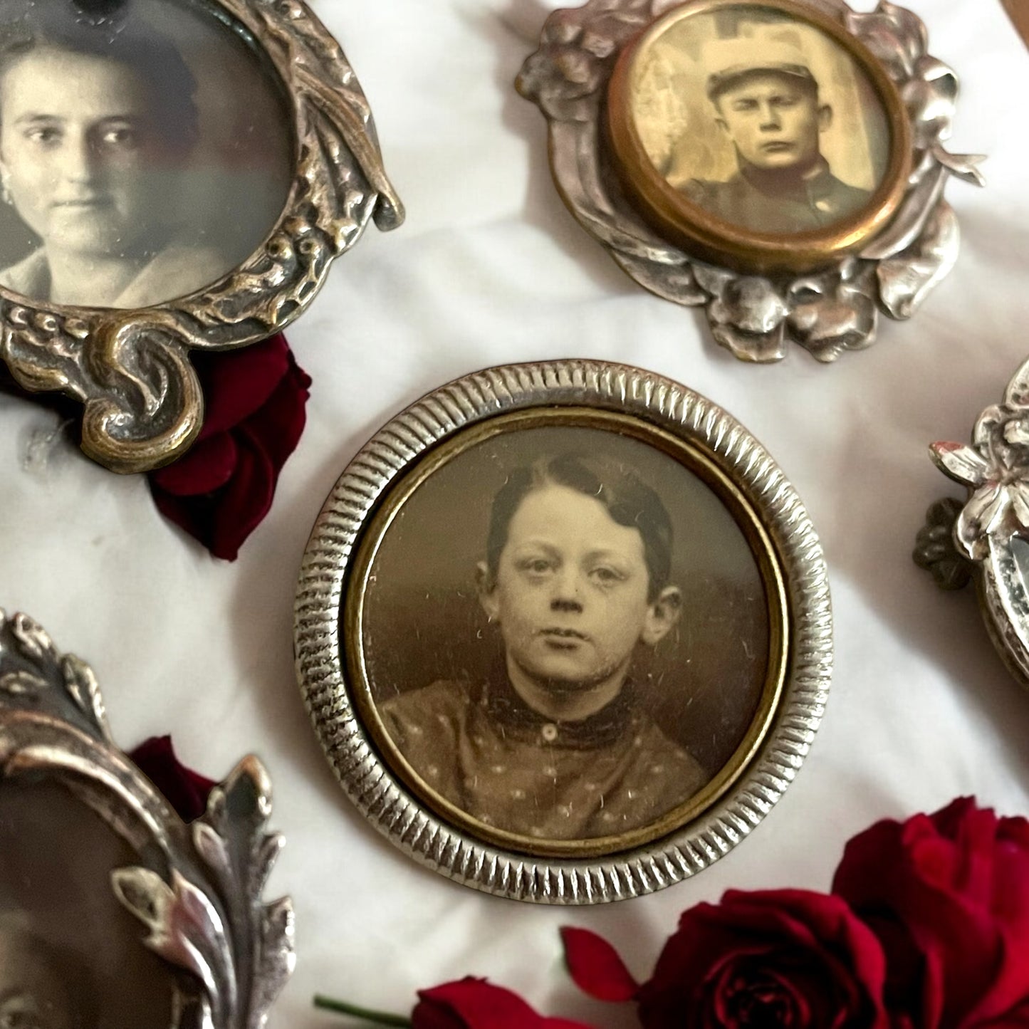 N. 8 antiche spille 1860-1920 ad memoriam con foto e scrigno