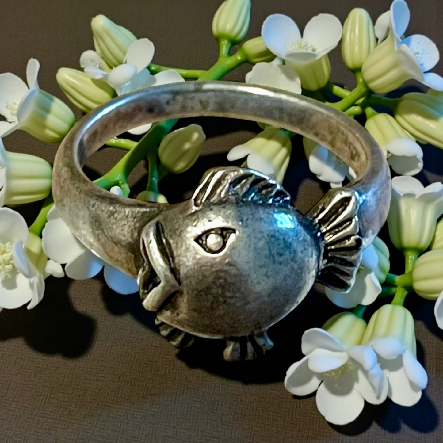 Anello in argento artigianale anni ‘60 con pesciolino