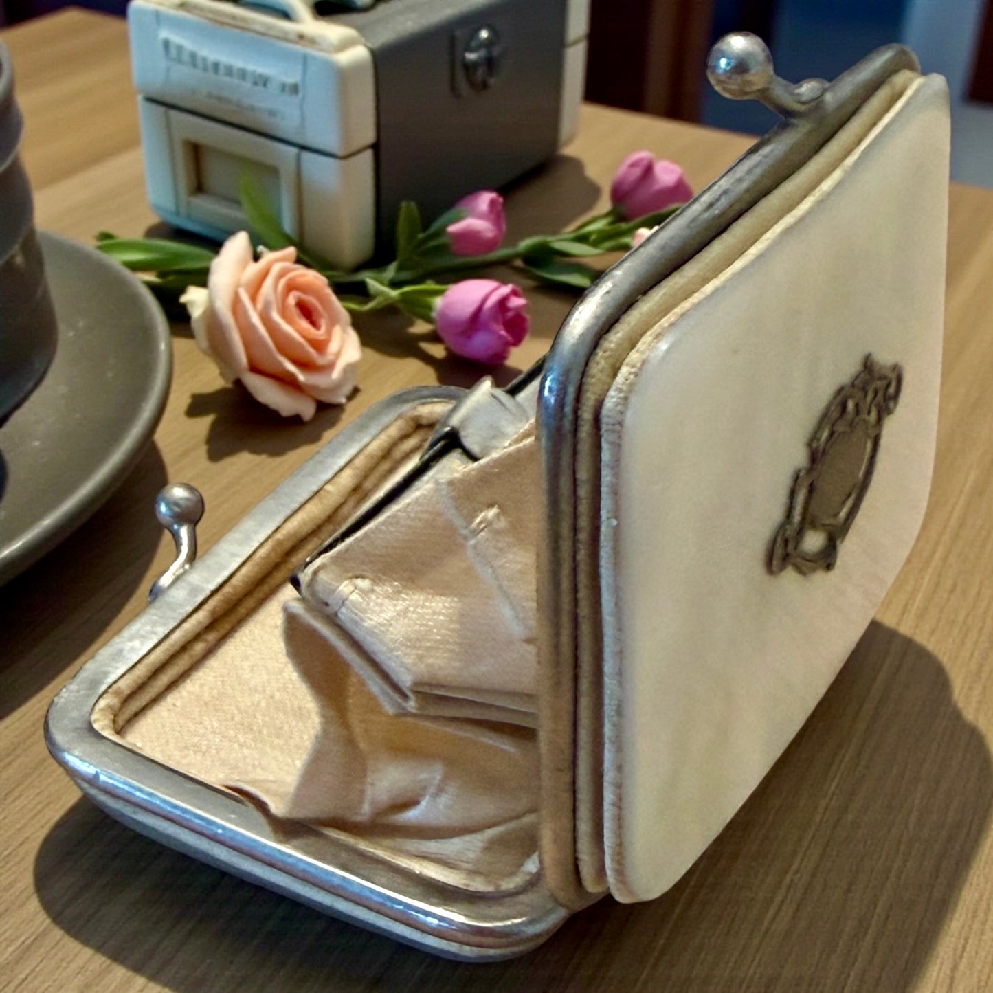 Antico porta monete Liberty anni ‘10-‘20 in madreperla, a scomparti, con fregio e chiusura argentati