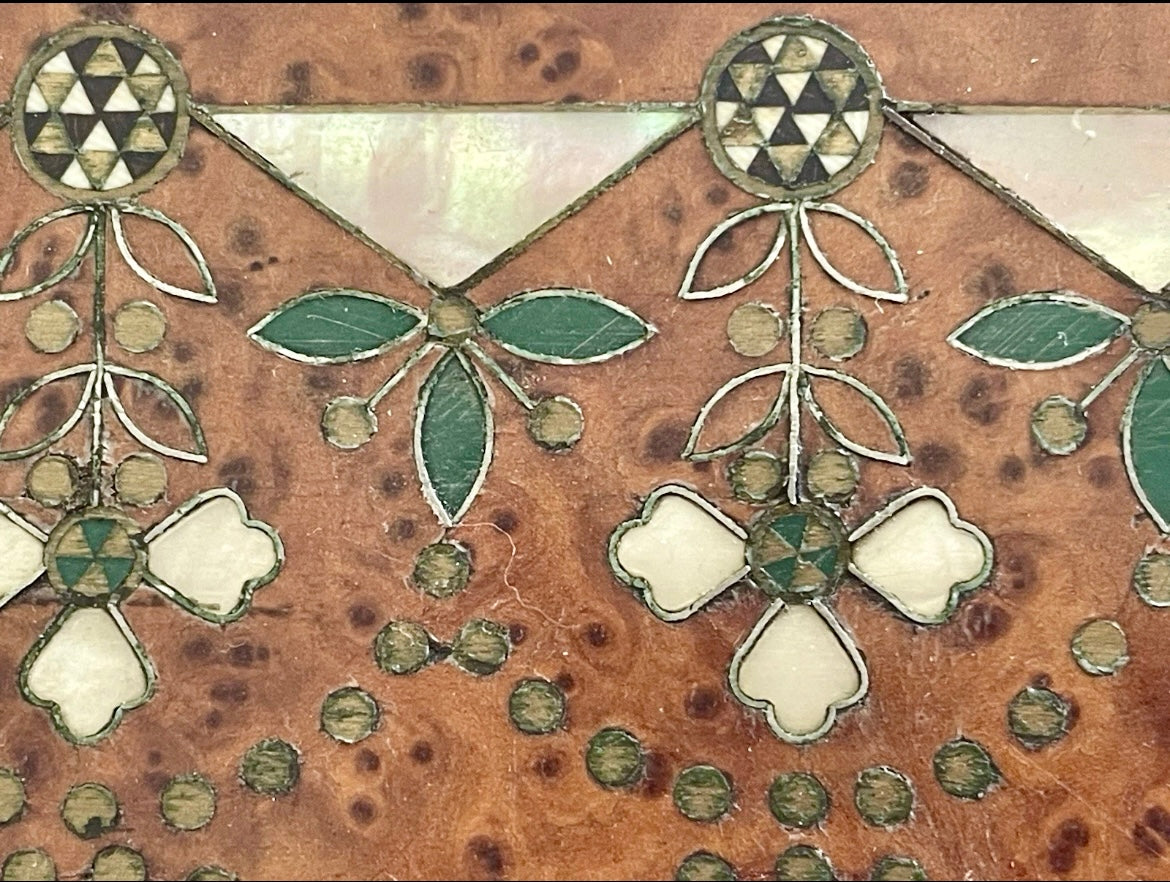 Scrigno porta gioielli intarsiato con fiori di madreperla, prima metà 900 ￼
