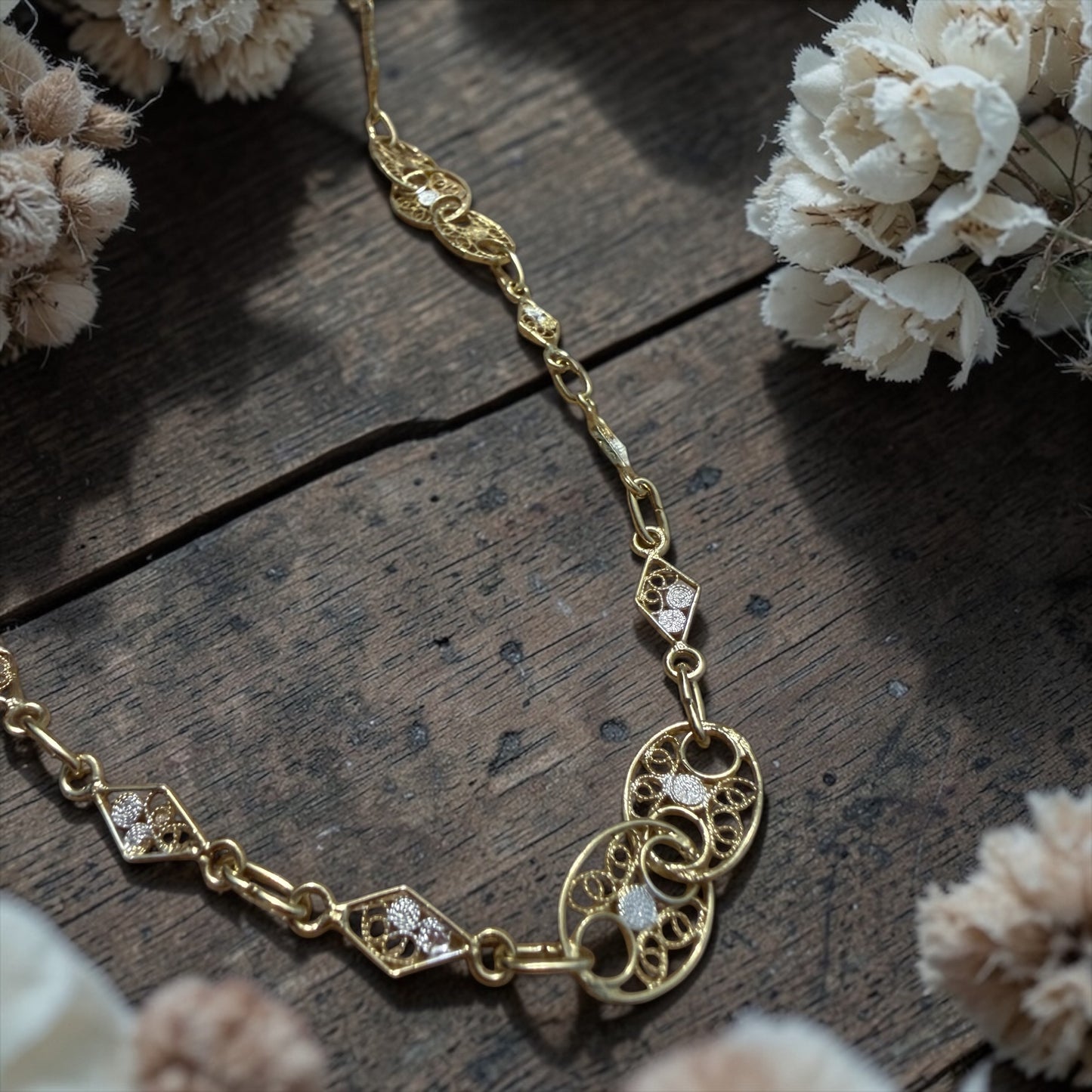 Collana in filigrana di argento e bagno dorato, anni ‘60 ca italiana nuova