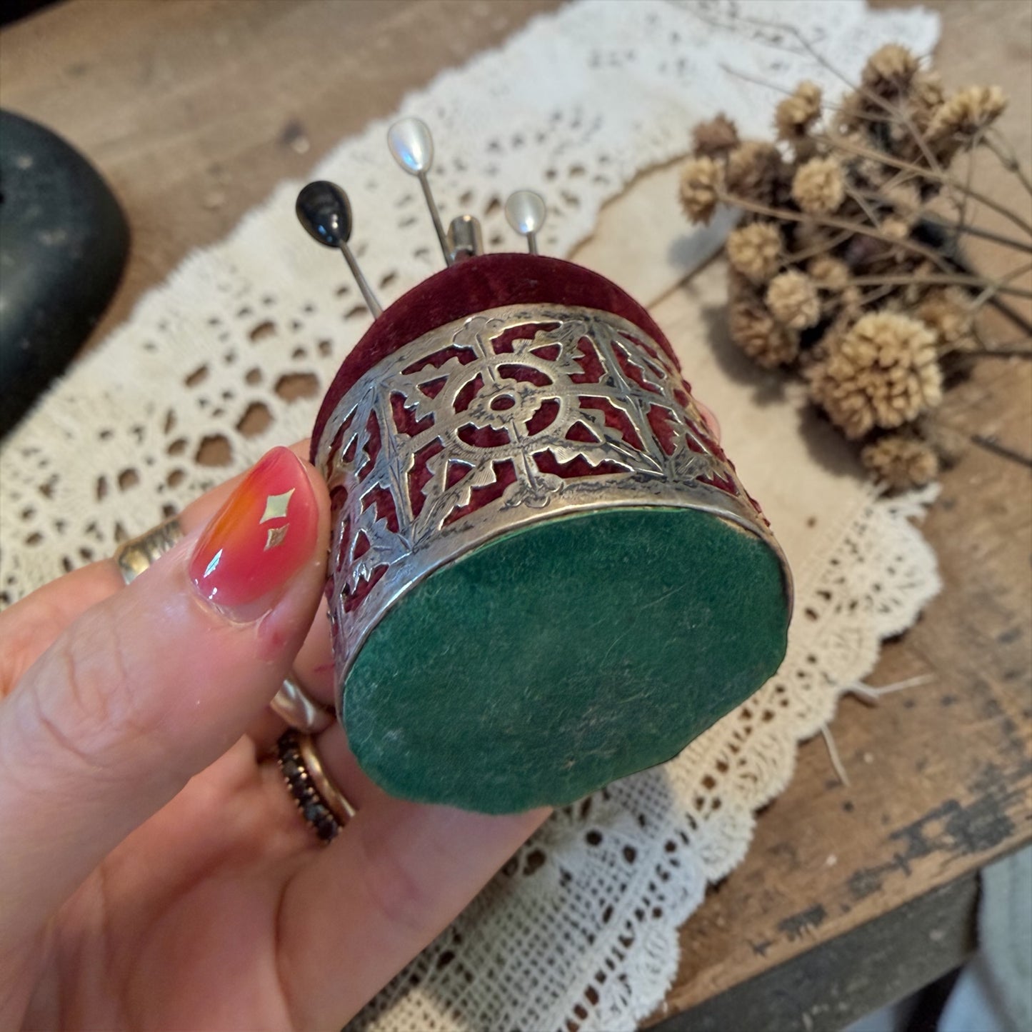 Puntaspilli pin cushion in argento inglese antico fine ‘800 con 5 spilloni da cappello