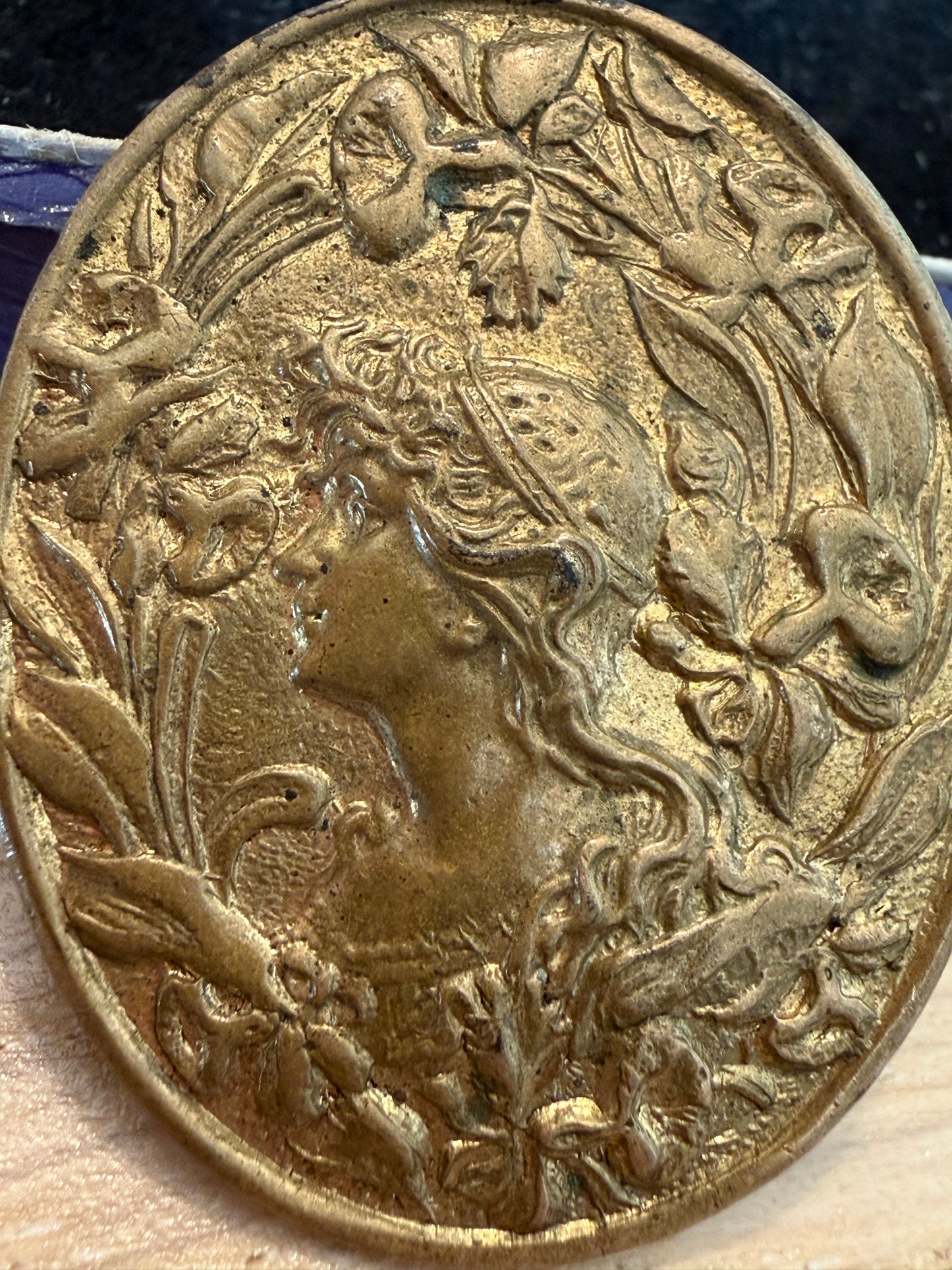 Spilla a cammeo anni ‘20 ca con allegoria femminile tra liberty e neoclassico, con scrigno originale Londinese