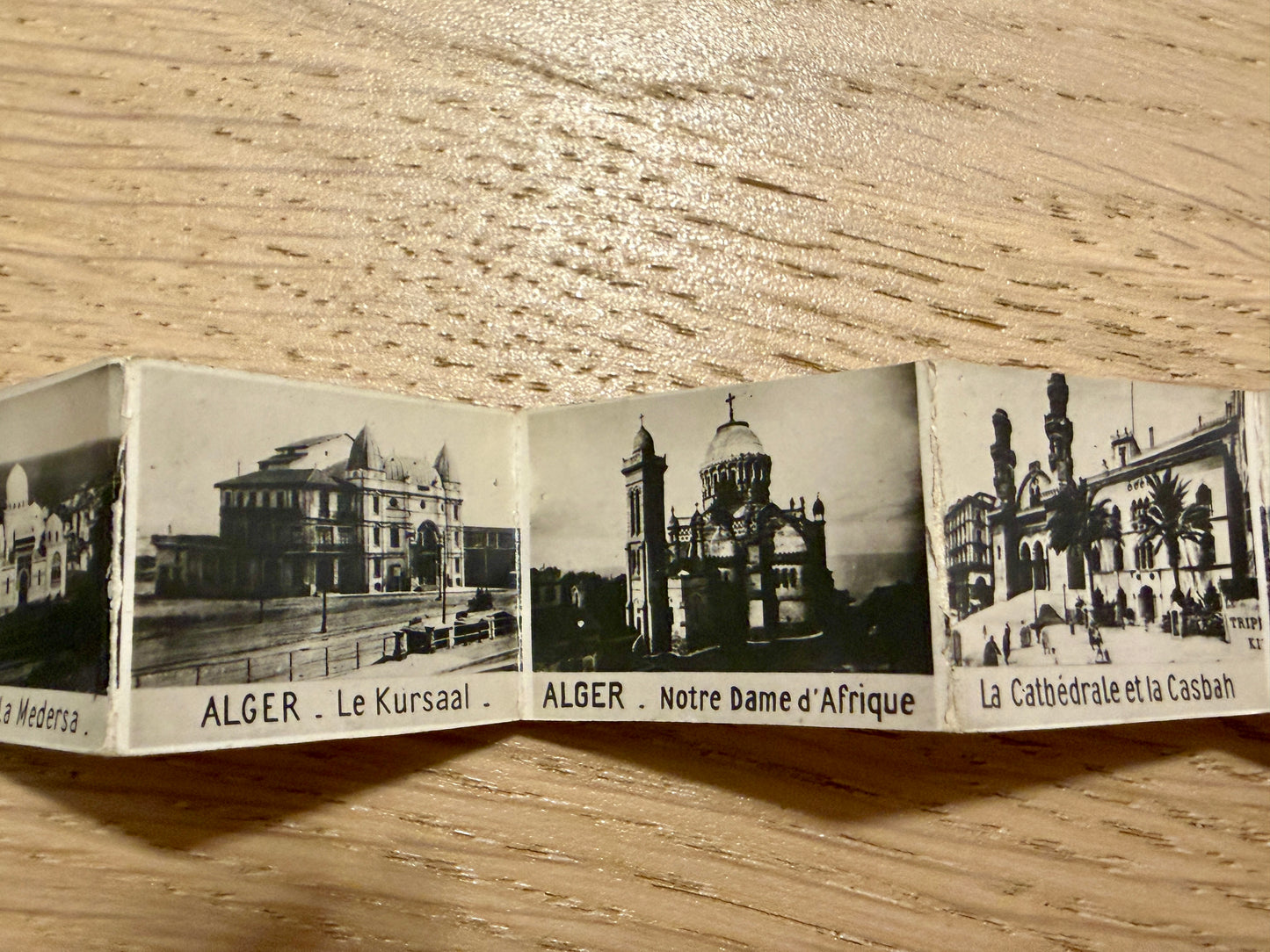 Gioiello pendente, rarità d’epoca, anni 10 20 libro in miniatura con fotografie Algeri