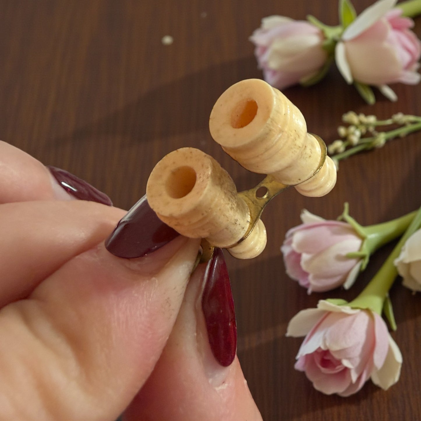 Doppio visore Stanhope a guisa di binocolo, ciondolo antico in osso con micro lenti