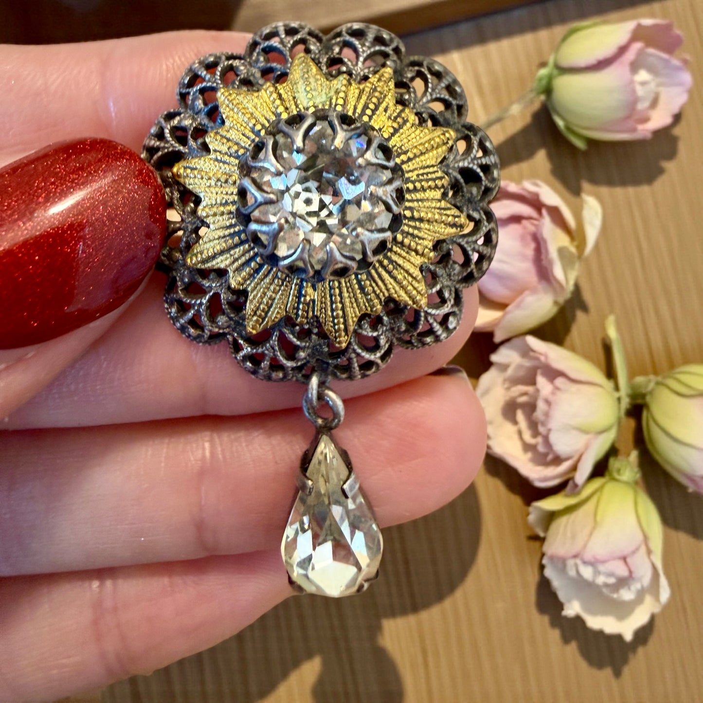 Spilla-pendente in filigrana a raggiera con cabochon brillante e goccia, primo ‘900