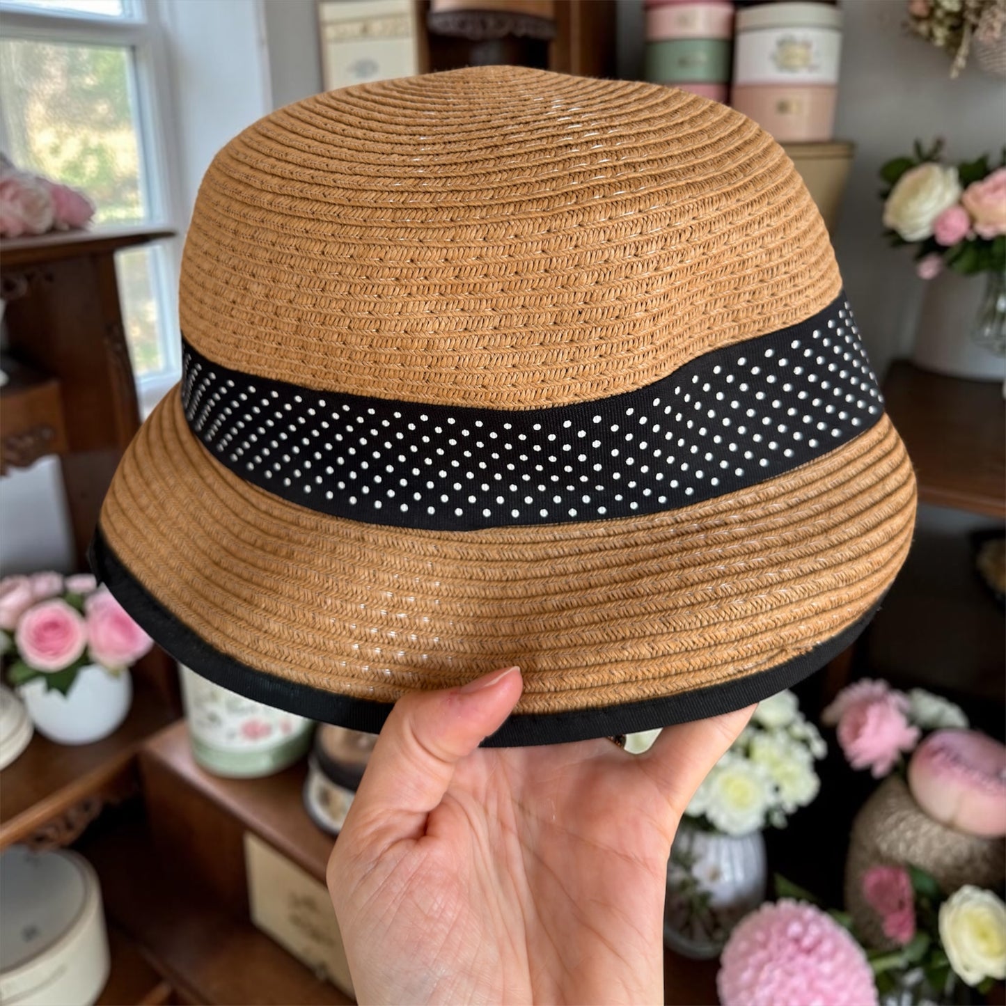 Cappellino Riviera anni ‘50, falda corta, paglia miele e morbida e nastro a pois con fiocco