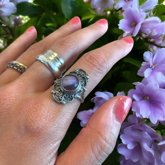 Anello anni ‘50 argento 800 con cabochon in resina e inclusione petalo