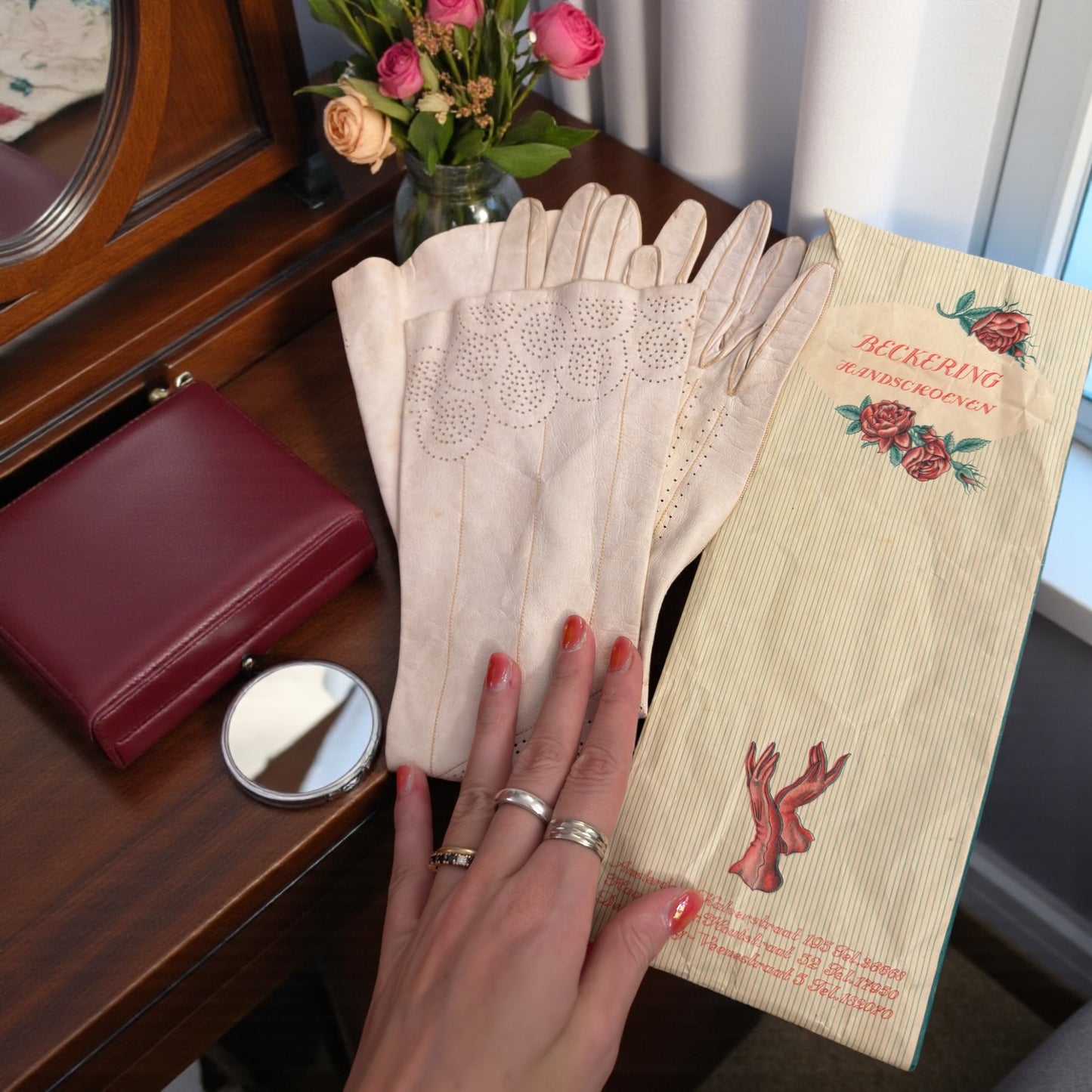 Antichi guanti al gomito in pelle traforata con bottoniera perle, anni ‘40 completi di originale busta Beckering