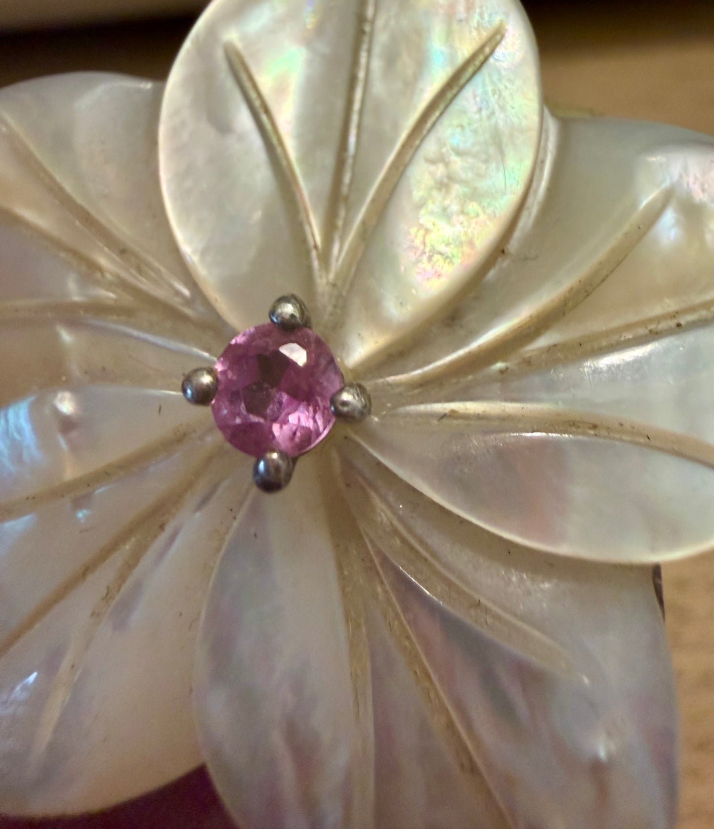 Pendente in madreperla a guisa di fiore montato in argento con cristallo centrale rosa