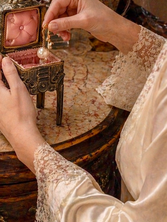 Scrigno art déco porta gioie con scoiattolo ed interno capitonné